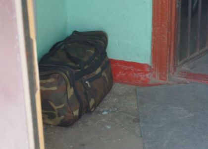 В Сморгони женщина оставила сумку с вещами в подъезде, а проходивший рядом мужчина забрал её 