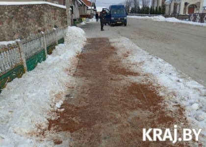 В агрогородке Нарочь под Мяделем наконец-то расчистили от снега тротуары 