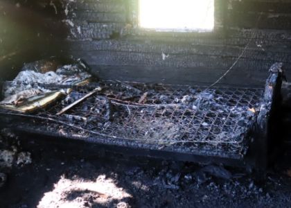 Обгорела кровать, огонь перекинулся на стены, спасатели проникали внутрь ползком – дом горел в Воложинском районе