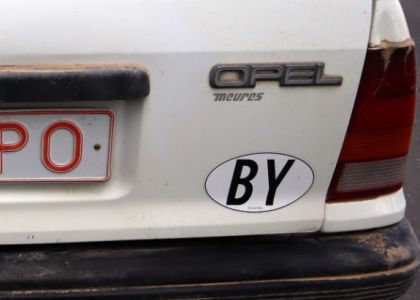 Две автоцистерны спасателей тушили «Опель» на Нарочи