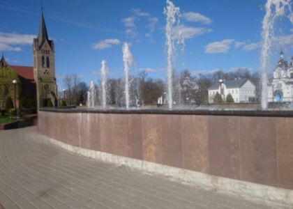 Кто дает артезианскую воду жителям Вилейки и подарил фонтан городу?  
