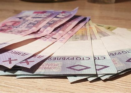 В Беларуси средняя зарплата в марте составила 2161,1 рубля 