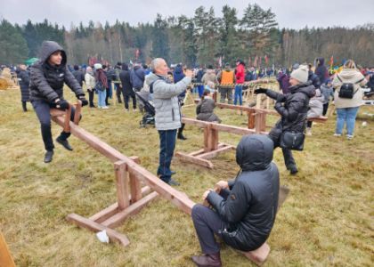 Рассказываем, как развлекались 7 ноября зрители на Чемпионате СМИ по колке дров 