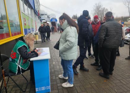 Женщины – вне очереди. Смотрите, как проходят в Молодечно пикеты по сбору подписей 