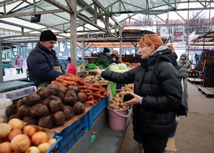 «Зачем мне таскать мешки с картошкой? Я лучше на мандаринах заработаю». Кто контролирует цены на овощи и яблоки на рынке в Молодечно и на сколько они могут подорожать до весны?   