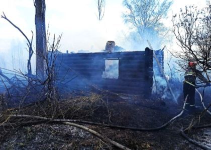 Брошенный дом горел в Браславском районе – огонь перекинулся на жилище пенсионерки 