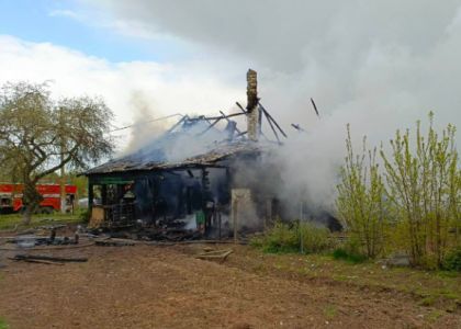  Пенсионерка с сыном спасались от пожара, покидая свой горящий дом в Глубокском районе 