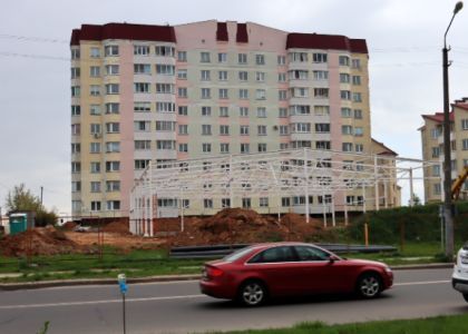 Очередной магазин возводят в Молодечно – ожила строительная площадка, заброшенная два года назад 