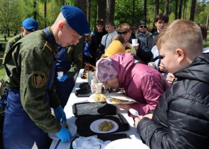 «Солдатскую кашу дома не приготовишь. В ней дух особенный». Популярность воинской стряпни среди молодечненцев растянулась на две очереди 