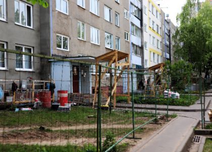«Если задождит, будем ловить погоду» . 42-летнюю пятиэтажку в Молодечно во время капремонта вскроют пять раз  