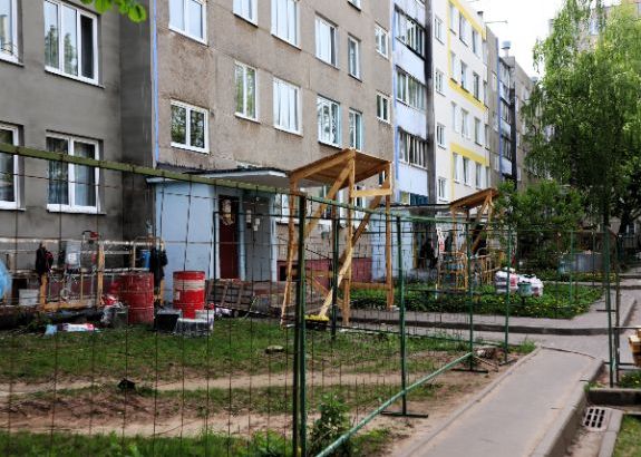 «Если задождит, будем ловить погоду» . 42-летнюю пятиэтажку в Молодечно во время капремонта вскроют пять раз  