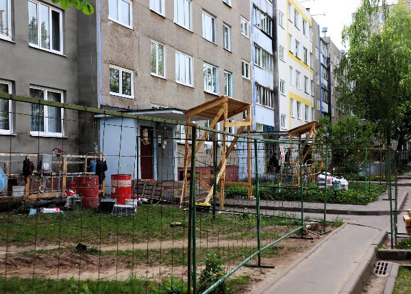 «Если задождит, будем ловить погоду» . 42-летнюю пятиэтажку в Молодечно во время капремонта вскроют пять раз  