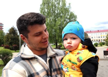 «Ну, разве что любя, да и то, когда он пальцами в розетку полезет». Шлепают ли молодечненцы своих детей по попе? 