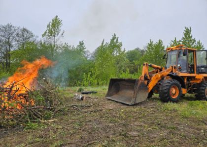 В городском поселке Радошковичи делают чистыми улицы, парк, дворы и ремонтируют дороги 