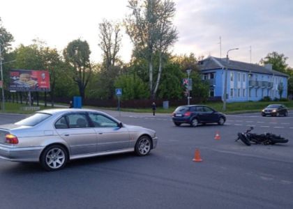 Женщина на BMW столкнулась с мотоциклом на перекрестке в Молодечно  