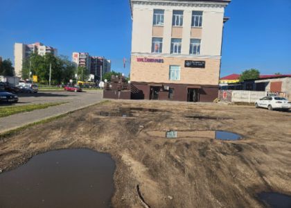 Посмотрели дороги возле торговых объектов в Молодечно. Будет ли ремонт, уточнили в службе заказчика жилищно-коммунальных услуг  
