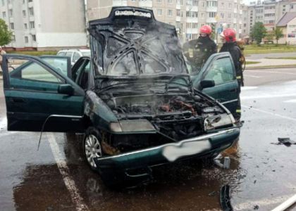 Легковушка «Ситроен» вспыхнула на автостоянке в Сморгони – обошлось без пострадавших 