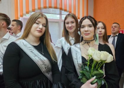 «В добрый путь, к новым достижениям и победам!» Последний звонок прозвучал сегодня для выпускников школ и гимназий  