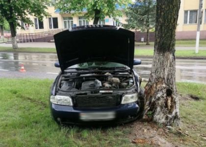 ДТП в Вилейке: возле почты водитель въехал в дерево 