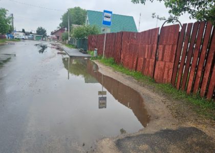 «Не хватило пару метров!» В Молодечно на улице Якуба Коласа сделали пешеходную дорожку, которая заканчивается в нескольких метрах от автобусной остановки  