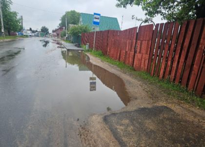 Узнали, когда асфальт пешеходной дорожки на улице Якуба Коласа в Молодечно доложат до остановки   