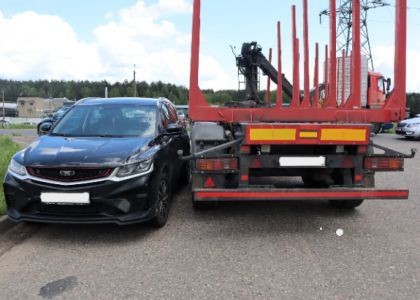Водитель новой Belgee в Молодечно лишь немного расстроился, когда лесовоз поцарапал ему крыло 