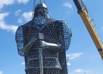 Восьмиметровую скульптуру богатыря установили в Воложине 