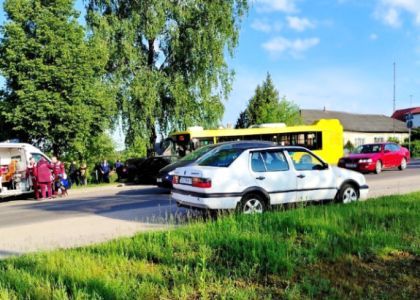 «Водитель сам не может пояснить, почему это случилось». Автобус «тройка» в Вилейке наехал на три припаркованные легковушки 