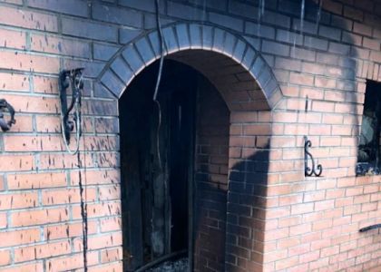 Пожилая женщина и ее родственник лечат ожоги после замены газового баллона в Сморгонском районе 