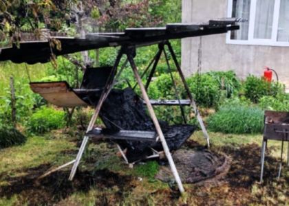 Качели вспыхнули на дачном участке ранним утром в Сморгонском районе 