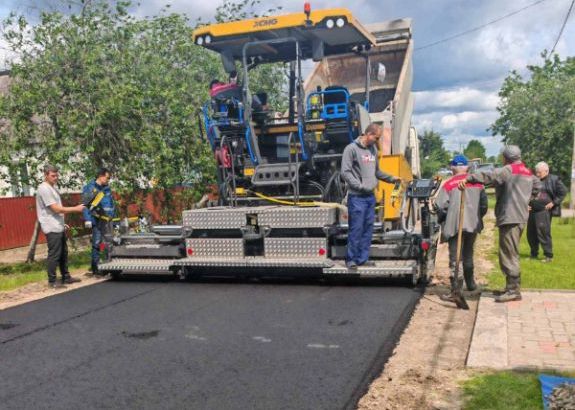 «Это супер!» В Молодечно приступил к работе новый асфальтоукладчик  