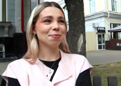 «Хата бацькоў» в тренде у девушки Миланы, старшие предпочитают «Яся с канюшынай», Россия фанатеет от Солодухи. Какие песни любят в Молодечно? 