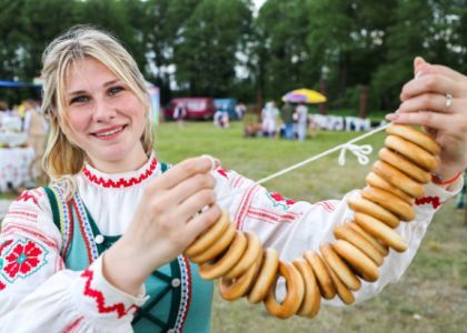 Медвежья академия, хлебные скульптуры, дегустация баранок, пауэрлифтинг,  шоу барабанщиков, концерт и дискотека  -  Сморгонь приглашает 28 июня на фестиваль баранок    