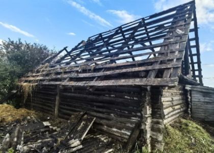 Огонь уничтожил крышу и перекрытие сарая в деревне Молодечненского района 
