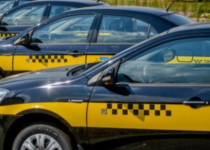 В Молодечно предприниматель выплатил водителям автомобилей-такси более 10 тысяч рублей «в конвертах». Им заинтересовалась налоговая  