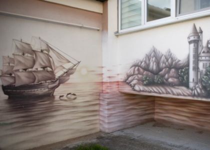 На улице Инженерной в Сморгони превратили серый двор в арт-объект