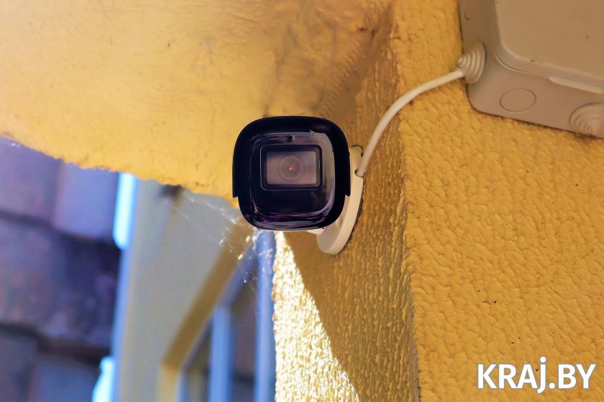Муж поставил камеру дома. Hi watch видеокамеры на стене. Stavim Video kameru na Selski dom. Какую видеокамеру можно поставить во двор. Бутафорские часы с камерой наблюдения.