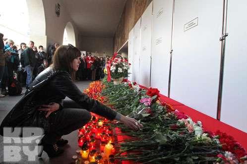 12 апреля на Октябрьской площади собрались люди с цветами и свечами чтобы почтить память погибших в теракте в понедельник. Фото с сайта kp.by.
