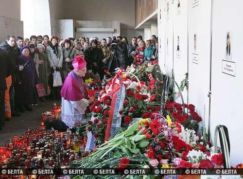Митрополит Минско-Могилевский Тадеуш Кондрусевич вместе верующими католической конфессии молятся на месте трагедии в Минске. 14 апреля 2011 года. Фото БелТА
