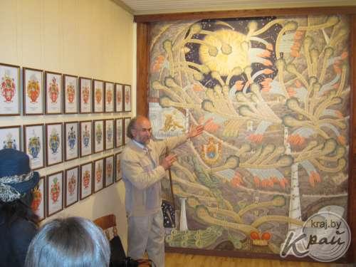 Витаутас Руткаускас перед древом семьи Огинских, нарисованным художником Юозасом Восилюсом