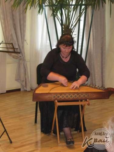 На национальном литовском музыкальном инструменте играет преподавательница Ретавской музыкальной школы