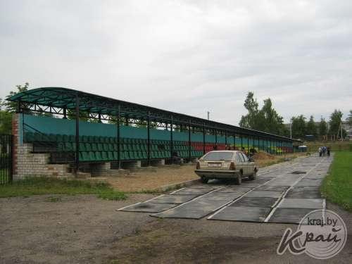 Трибуны и беговые дорожки на браславском стадионе. Фото kraj.by