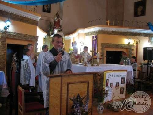 У час візітацыі біскупа Уладзіслава Бліна ў Дзеркаўшчыне (Глыбоцкі раён). Фота кс. Віктара Місевіча
