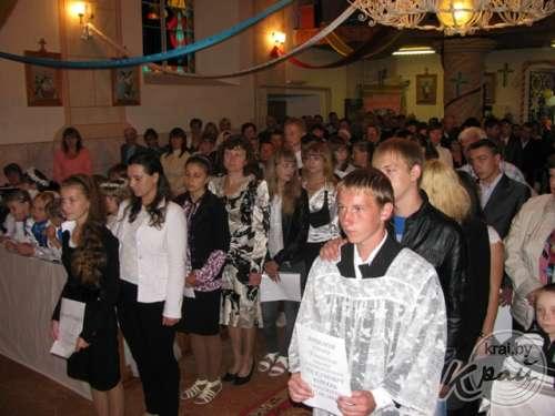 У час візітацыі біскупа Уладзіслава Бліна ў Дзеркаўшчыне (Глыбоцкі раён). Фота кс. Віктара Місевіча