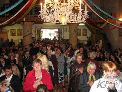 У час візітацыі біскупа Уладзіслава Бліна ў Дзеркаўшчыне (Глыбоцкі раён). Фота кс. Віктара Місевіча