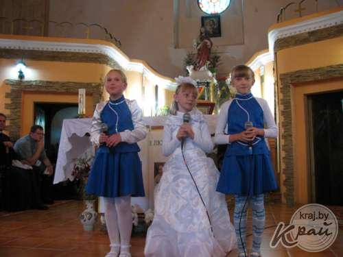 У час візітацыі біскупа Уладзіслава Бліна ў Дзеркаўшчыне (Глыбоцкі раён). Фота кс. Віктара Місевіча