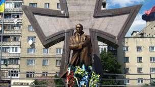 Памятники Бандере уже стоят на западной Украине, в том числе в Ивано-Франковске. Фото с сайта www.bbc.co.uk.