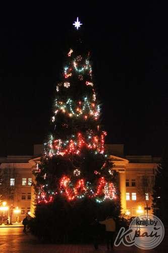 Новая каркасная елка с новой иллюминацией в Молодечно. Фото kraj.by