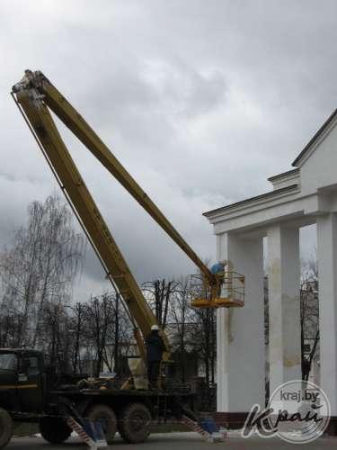 Рабочие ремонтируют столбы на центральном входе в парк. Фото предоставлено для Край.бай Валерием Третяком