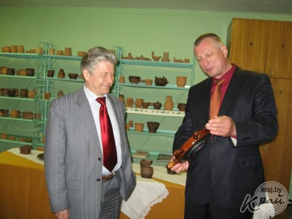 Министр образования Сергей Маскевич и директор вилейского колледжа Игорь Китиков